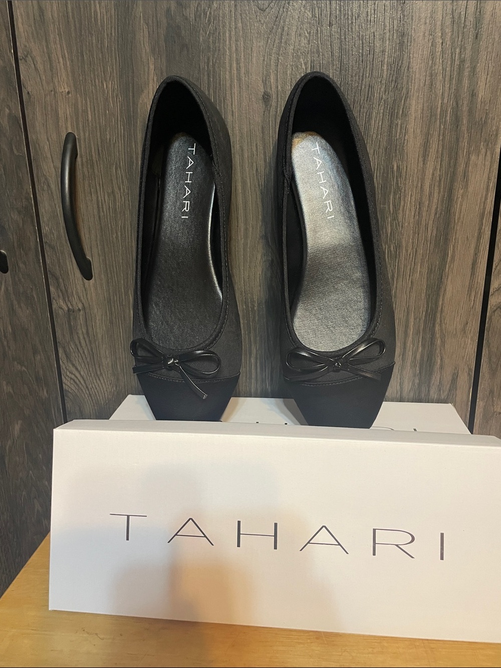 Tahari size 8.5 Black Geneva Flats with Bow comes with Box #613235